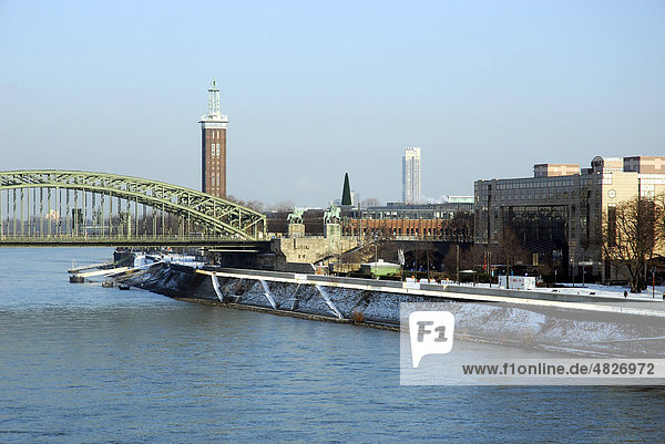 Hohenzollernbrücke  Messeturm und das Hyatt Regency Cologne Hotel am Rhein  Deutz  Köln  Rheinland  Nordrhein-Westfalen  Deutschland  Europa