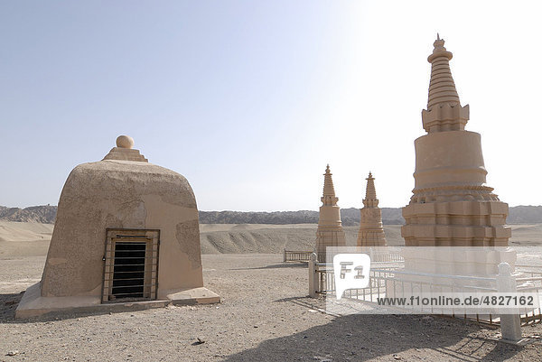 Stupas vor der Wüste Gobi nahe der Mogao-Grotten bei Dunhuang  Seidenstraße  Gansu  China  Asien