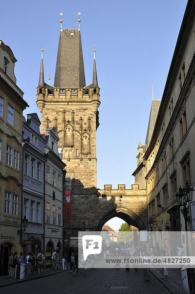 Abendstimmung  Turm der Karlsbrücke  Mostecka  Altstadt  Prag  Tschechien  Tschechische Republik  Europa