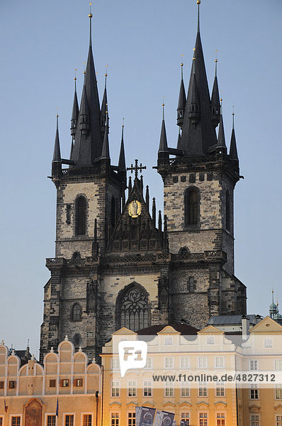 Blaue Stunde  Tyn-Kirche  Teynkirche  Altstädter Ring  Altstadt  Prag  Tschechien  Tschechische Republik  Europa