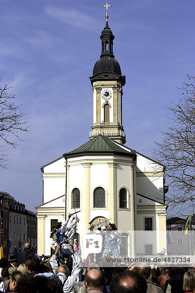 Schwerttanz bei der St. Georg Parade Pferdeparade vor der St. Oswald Pfarrkirche Traunstein Oberbayern Deutschland Europa