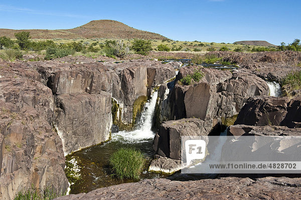Schlucht mit Wasserfall in der Palmwag Concession  Namibia  Afrika