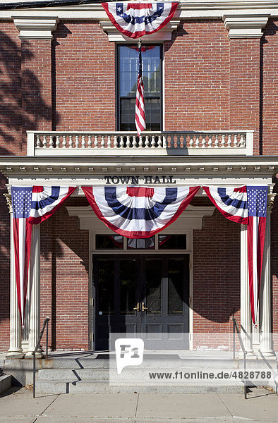 New England Rathaus  für den 4. Juli geschmückt  Groton  Massachusetts  USA