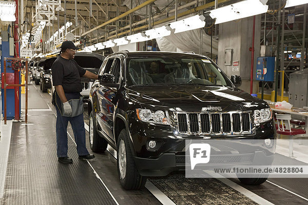 Arbeiter montiert den neuen Jeep Grand Cherokee von Chrysler im Jefferson North Montagewerk in Detroit  Michigan  USA