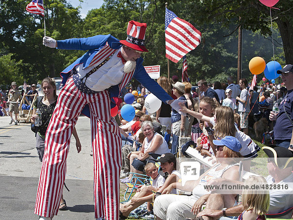 Uncle Sam auf Stelzen begrüßt das Publikum bei der Parade zum 4. Juli  Unabhängigkeitstag  in einer kleinen Stadt in New England  Amherst  New Hampshire  USA