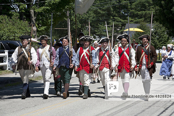 Neuinszenierung von Soldaten des First New Hampshire Regiments aus dem Unabhängigkeitskrieg bei der Parade zum 4. Juli  Unabhängigkeitstag  in einer kleinen Stadt in New England  Amherst  New Hampshire  USA