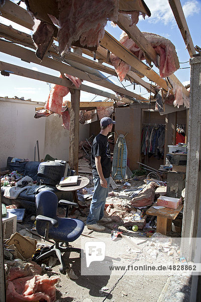 Durch einem Tornado schwer-zerstörtes Mehrfamilienhaus  Dundee  Michigan  USA
