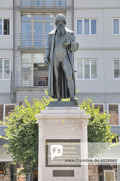 Gutenberg-Denkmal von Bertel Thorvaldsen  Gutenbergplatz  Mainz  Rheinland-Pfalz  Deutschland  Europa