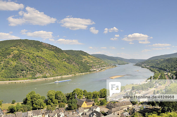 Blick von der Burg Stahleck in Bacharach  Rheinland-Pfalz  über den Rhein auf Lorchhausen  Hessen  Mittelrheintal  Weltkulturerbe der UNESCO  Deutschland  Europa