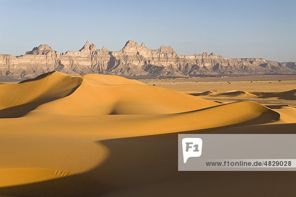 Sanddünen vor den Idinen Bergen in der libyschen Wüste Libyen Sahara Nordafrika Afrika