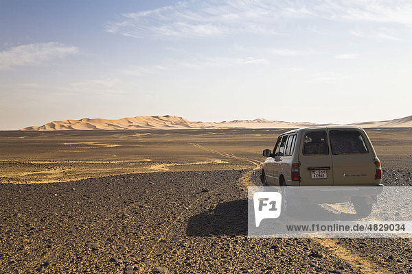 Jeep in der Steinwüste  Akakus Gebirge  Libyen  Sahara  Nordafrika  Afrika