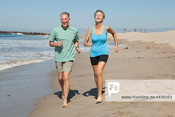 Seniorenpaar beim Joggen am Strand