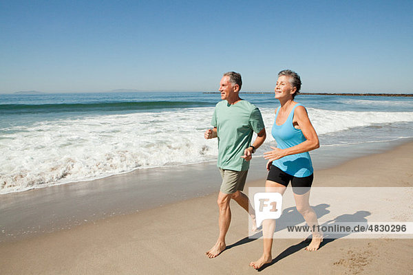 Seniorenpaar beim Joggen am Strand