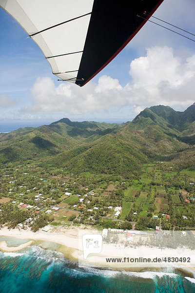 Luftaufnahme vom Gleitschirm der Küste der Cook-Inseln