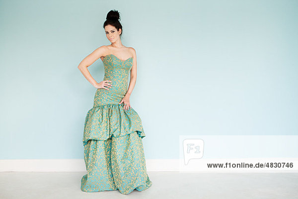 Junge Frau tragen grüne Hochzeitskleid  Studio shot