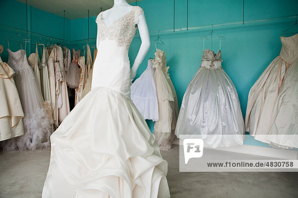 Auswahl der Hochzeitskleider in boutique