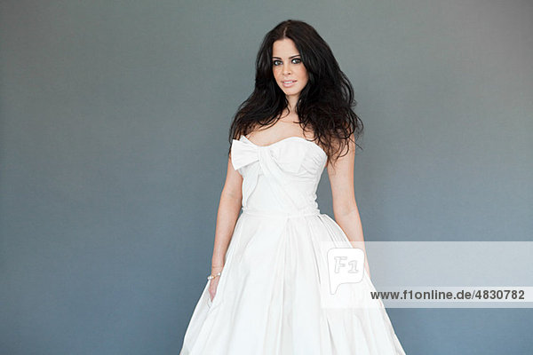 Junge Frau tragen weiße Hochzeitskleid  Studio shot