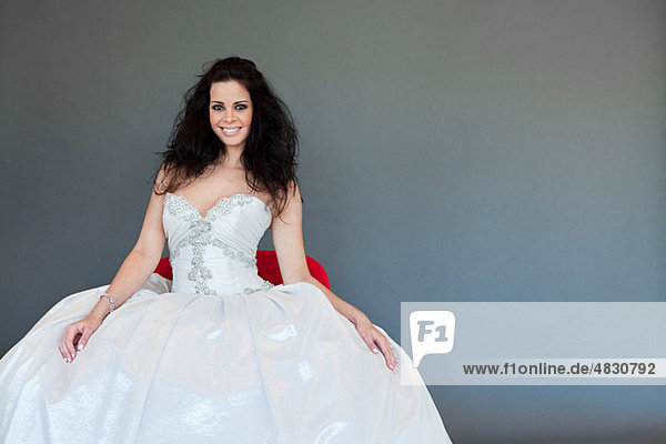Junge Frau tragen weiße Hochzeitskleid  Studio shot