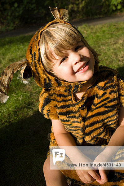 Junge verkleidet als Tiger