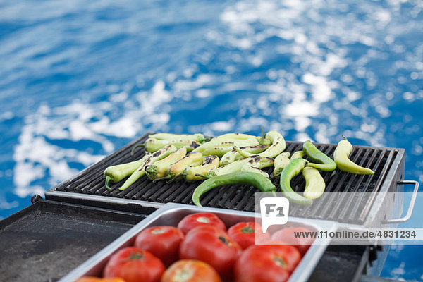 Gemüse auf dem Grill auf dem Boot  Oludeniz  Türkei