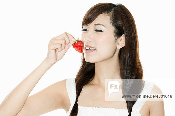 Frau isst Erdbeere