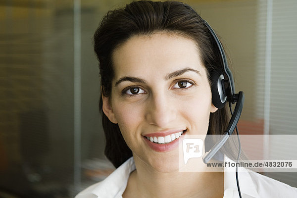 Frau mit Telefon-Headset  Portrait