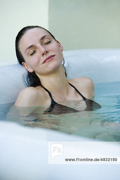 Frau entspannt im Bad