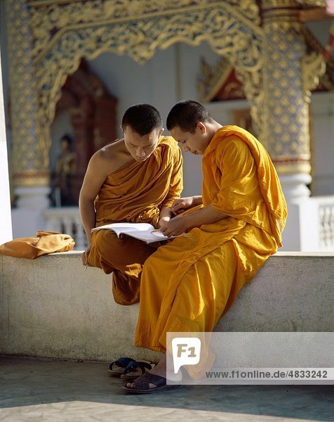 Asia  Asian  Chiangmai  Kostüm  Urlaub  Landmark  Männer  Mönche  im Freien  Menschen  Religion  unterhalten  Tempel  Thailand  um