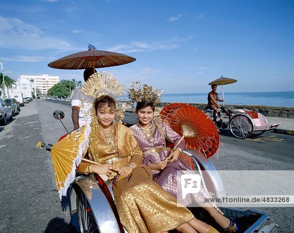 Asien  Asian  Radfahren  Urlaub  Landmark  Malaysia  im Freien  Sonnenschirme  Penang  Menschen  Tourismus  Reisen  Sonnenschirm  Urlaub  WOM