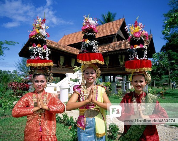 Asia  Asian  Kostüme  Kopfschmuck  Urlaub  Landmark  Malaysia  im Freien  Menschen  lachen  Lächeln  Tempel  Tourismus  Reisen  Vacati