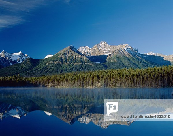Alberta  Banff  Canada  Nordamerika  Herbert  Holiday  Lake  Landmark  Berge  National  Park  widerspiegeln  Spiegelung  Tourismus