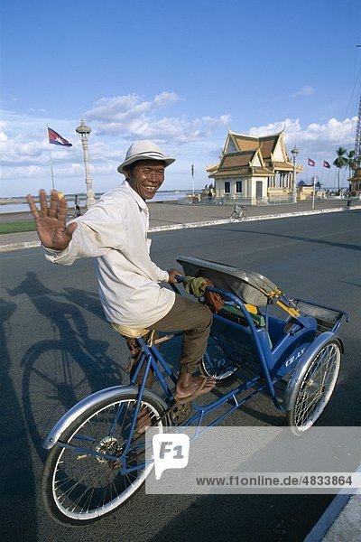 Kambodscha Asien Cyclo Treiber Holiday Landmark Phnom Penh Straßenszene Tourismus Reisen Ferienhäuser