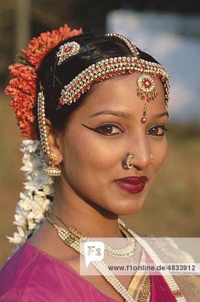 Bombay  Tänzer  weiblich  Urlaub  Indien  Asien  Landmark  Maharastra  Mumbai  Porträt  Tourismus  Tracht  Reisen  Vaca