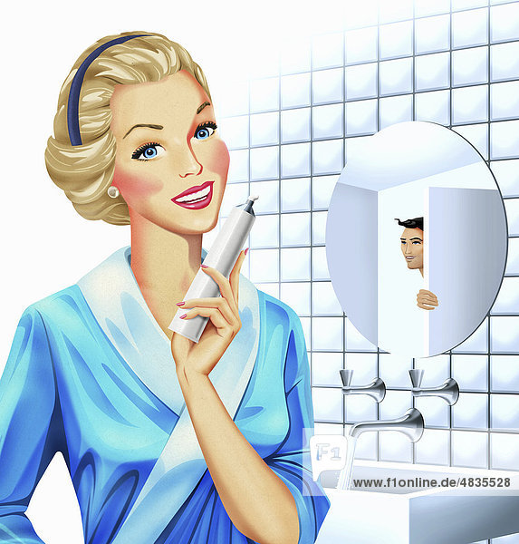 Lächelnde Frau hält Zahnpastatube