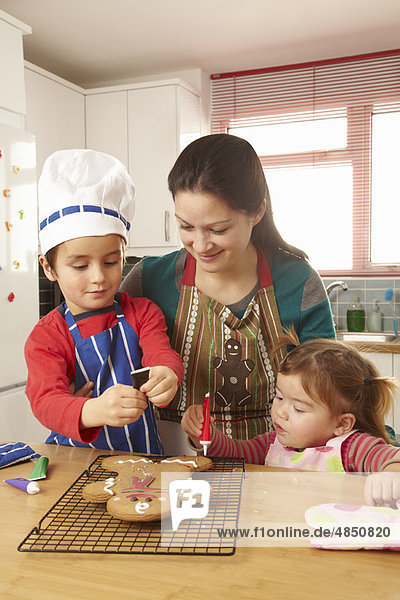 Mutter kocht mit Kindern in der Küche