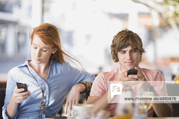 Mann und Frau schreiben SMS