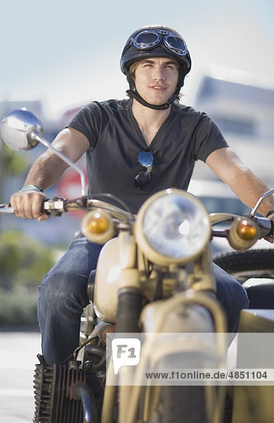 Junger Mann auf dem Motorrad