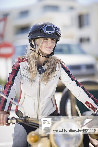 Frau beim Motorradfahren