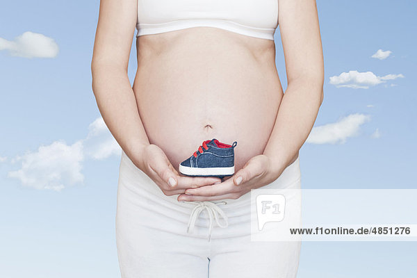 Schwangerschaftsbuckel mit Schuh
