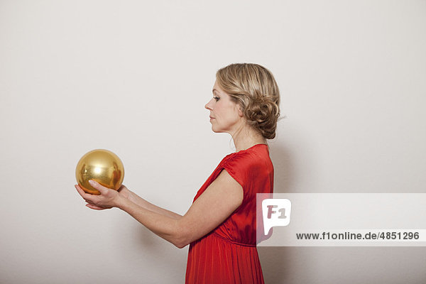 Frau mit goldenem Ball