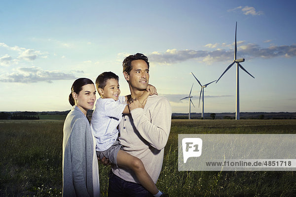 Familie auf einem Windpark