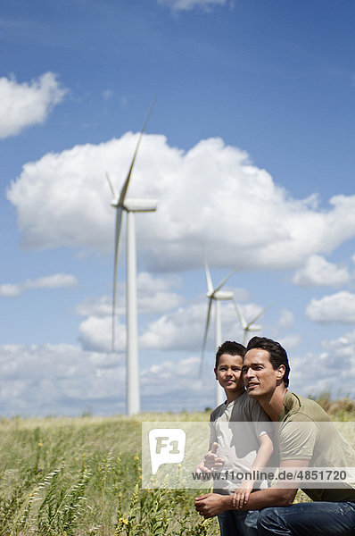 Vater und Sohn auf einem Windpark