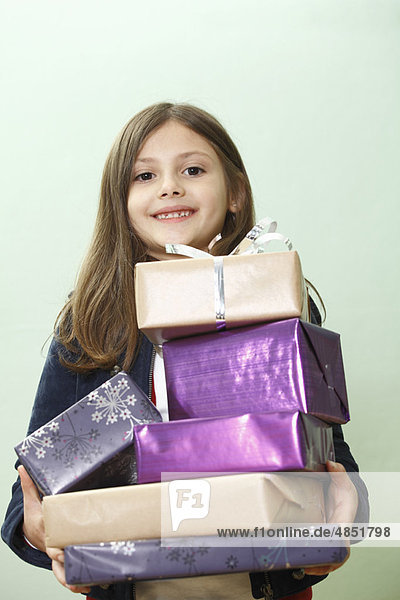 Porträt eines jungen Mädchens mit Geschenken