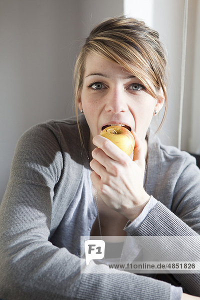 Junge Frau beim Essen eines Apfels