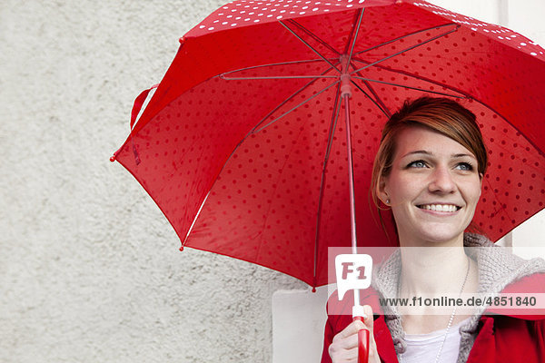 Porträt einer Frau mit Regenschirm