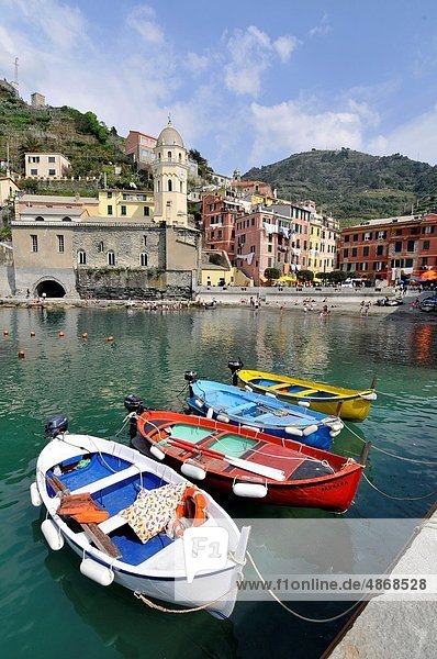 Farbaufnahme Farbe Hafen Gebäude Boot Dorf Landschaftlich schön landschaftlich reizvoll Cinque Terre Italien Ligurien Vernazza
