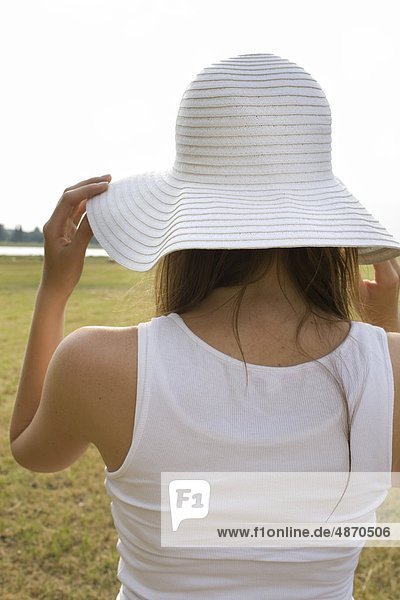 Junge Frau mit Hut im Freien