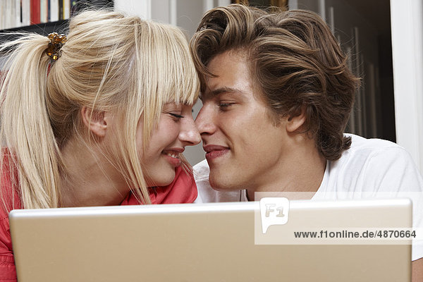 Lächelndes junges Paar mit Laptop