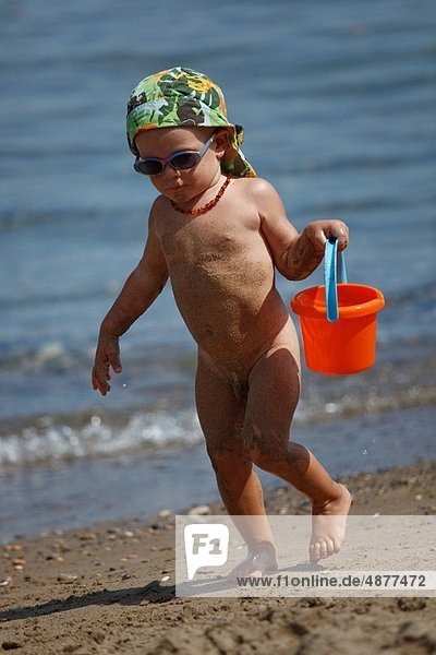 Strand Junge - Person Eimer spielen