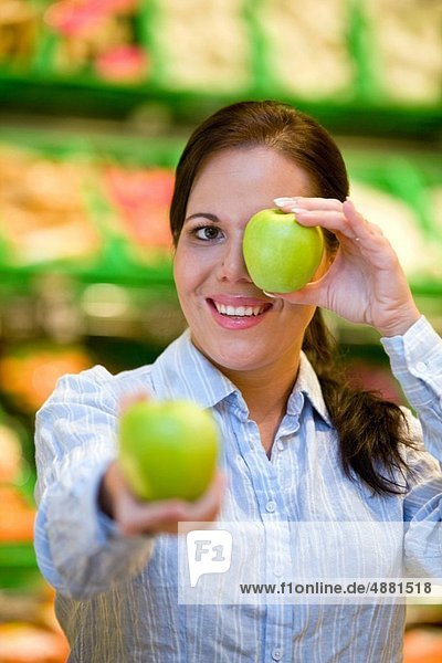 Frau  Lebensmittel  Frucht  kaufen  jung  Supermarkt